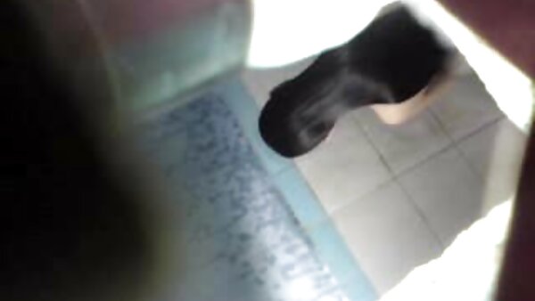 Lelaki hitam miang menggoda babe berambut cerita seks makcik merah yang menarik dari belakang keras