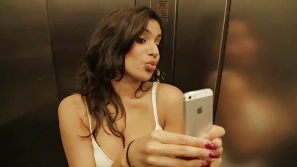 Gadis cantik si cerita sex main dengan makcik rambut coklat memikat mencucuk kemaluannya yang lembap dengan dildo anggun