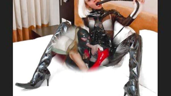Cougars awek cantik menyerang seorang lelaki keriting dengan zakar besar cerita seks makcik