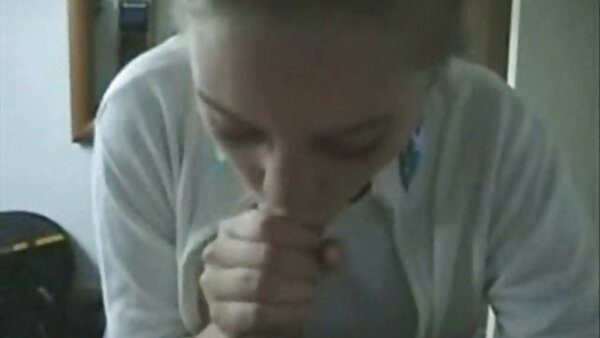 Wanita Amerika dengan buah dada besar memberikan blowjob cerita lucah makcik kantin yang bersemangat kepada seorang lelaki keriting