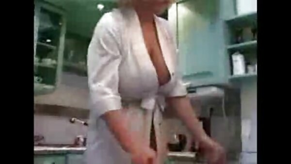 Hottie Veronika Da Souza lucah makcik berkongsi batang besar dengan teman wanita terbaik