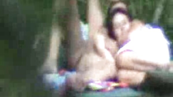 Merokok kekasih panas Rikki Enam dan teman wanitanya berkongsi dua ayam jantan cerita sex dengan makcik