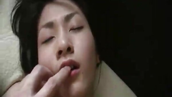 Wanita halia berambut kerinting Elle Alexandra cerita lucah makcik membelai kemaluannya dengan dildo biru