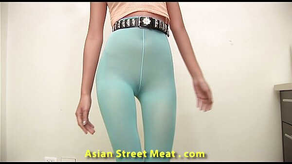 Awek berambut panjang hookers mempunyai wap lesbian seks di atas sofa kulit merah cerita lucah dengan pakcik