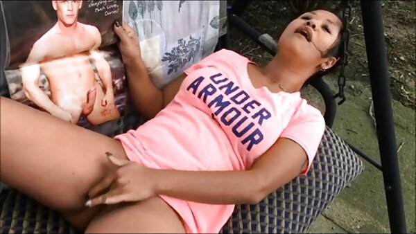 Sadie Santana benar-benar panas dan dia cerita lucah makcik tahu bagaimana menunggang batang dengan seksi