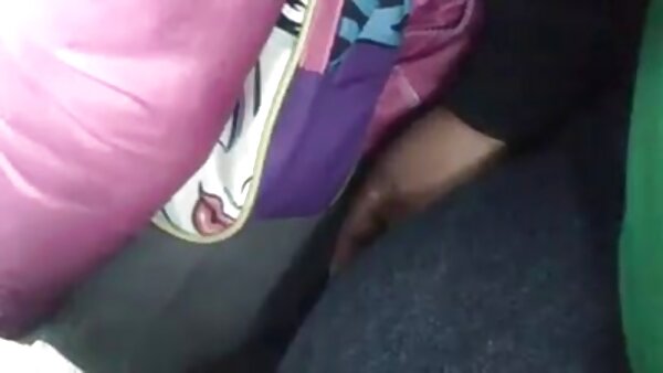 Babelicious blonde cerita lucah dengan makcik menggosok muffnya semasa bercakap di telefon