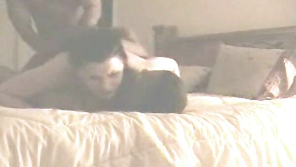 Babe berkaki coklat berkaki cerita sek mak cik panjang membuatkan muffnya berpuas hati di atas bangku bar