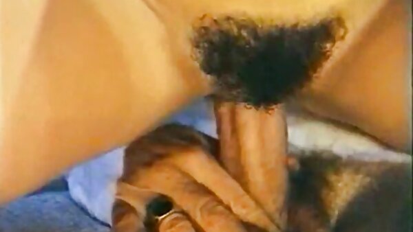 Si rambut coklat nakal membuka baju dan meniduri kemaluannya dengan mainan cerita sex main dengan makcik seks