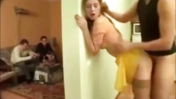 Awek berambut merah jalang berkaca mata menelan cerita seks makcik melayu BBC pejantannya di luar rumah