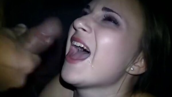 Kawan dengan gergasi zakar bangs kecil molek teman wanita Kylie Rocket dan air kisah sex makcik mani di dalam mulutnya