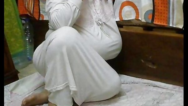 Perempuan murahan fleksibel Mia Malkova sedang melakukan cerita sex main dengan makcik hubungan seks gila dengan pasangan seks baharu