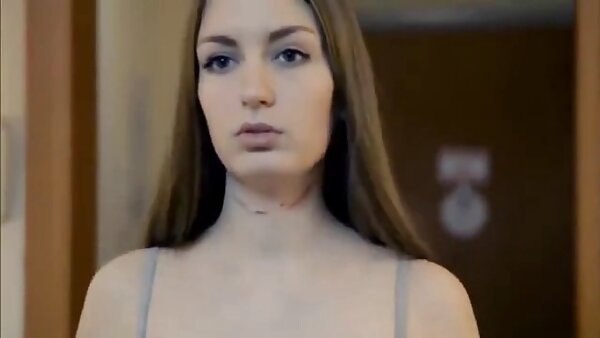 Dua gadis bernafsu Scarlett Pain JR Carrington menghisap kisah lucah dengan makcik satu zakar