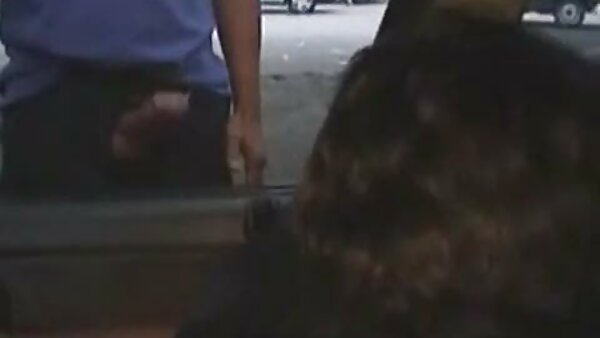Anak ayam seksi Sandra Romain Domino mengambil bahagian lucah makcik dalam bertiga