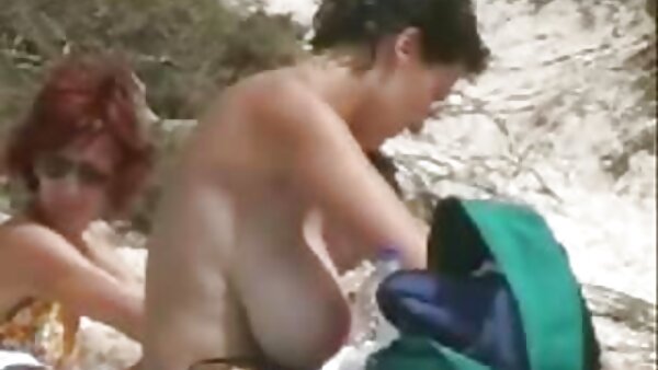 Babe halia molek Ryder Skye menggilap duburnya dalam pose mengiring cerita lucah makcik gersang