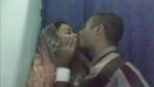 Bayi cantik cerita seks dengan makcik dengan badan semula jadi yang seksi sedang mandi bersama
